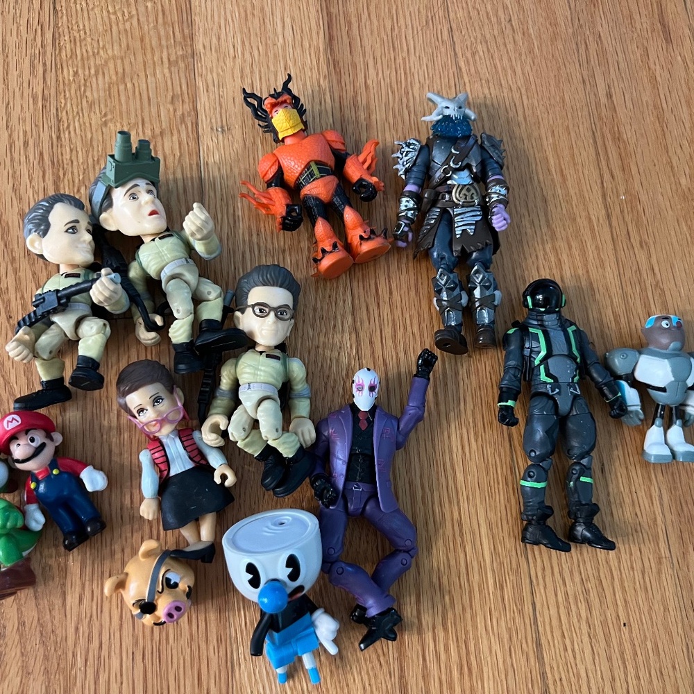 lot of ghostbusters, mario, fortnite, imaginext etc figures